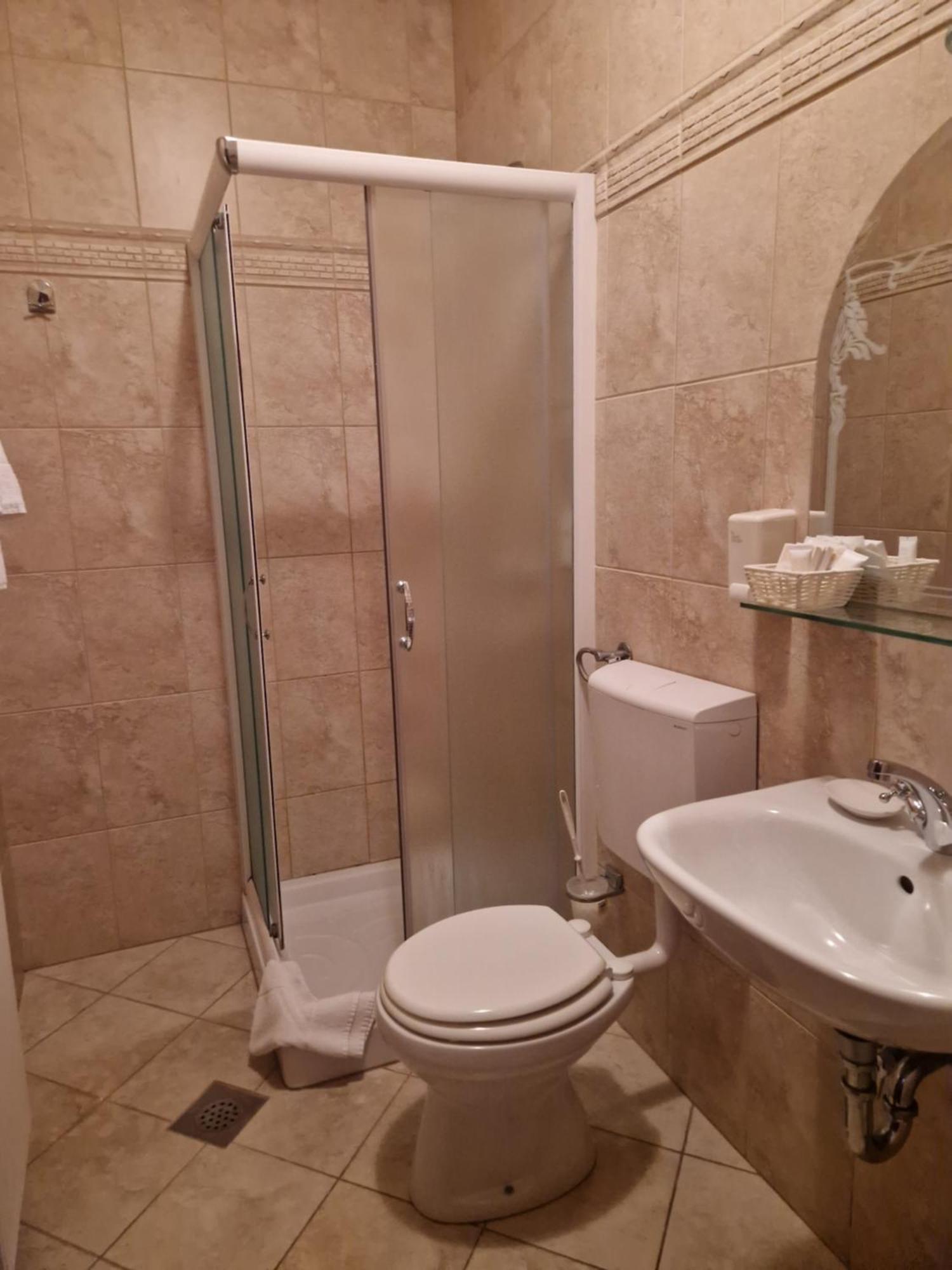 Hotel Grande Целе Номер фото