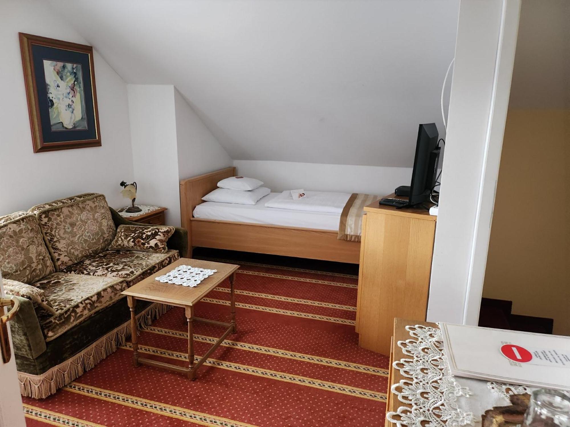 Hotel Grande Целе Экстерьер фото